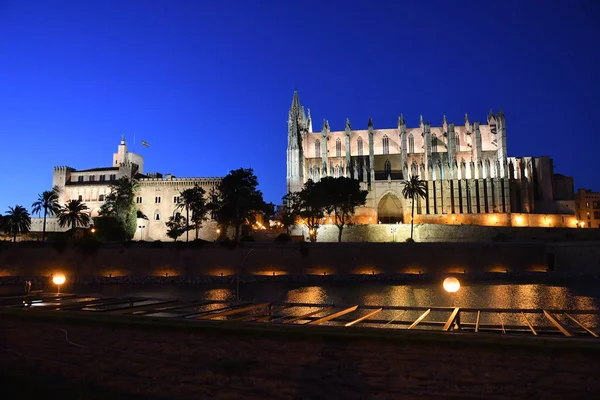 Νυχτερινή Θέα Της Εκκλησίας Της Πάλμα Στην Πάλμα Ντε Μαγιόρκα — Φωτογραφία Αρχείου