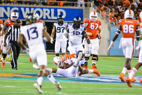 Západní Virginia Mountaineers Čelí Miami Hurricanes Během 71St Russell Bowl — Stock fotografie