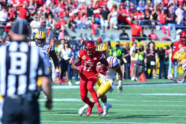 Lsu Зустрічається Луїсвіллом Під Час Citrus Bowl Стадіоні Camping World — стокове фото