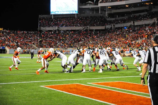 West Virginia Mountaineers Affronta Miami Hurricanes Durante 71St Russell Bowl — Foto Stock