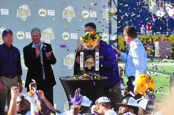 Lsu Čelit Louisville Během Citrus Bowl Stadionu Camping World Orlandu — Stock fotografie