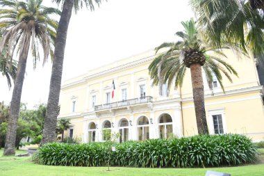 Güzel binaların cepheleriyle sokak manzarası, Güney Fransa kentsel manzarası