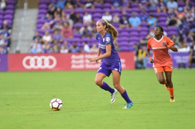Orlando Pride, 22 Nisan 2018 'de Florida, Orlando' daki Exploria Stadyumu 'nda Houston Dash' e ev sahipliği yaptı..  