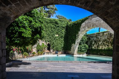 Palma De Mallorca İspanya 'daki Palma Kilisesi' nde güzel bir havuz.