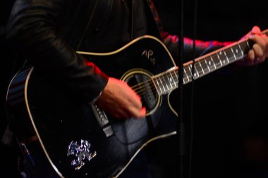Şarkıcı Jon Bon Jovi, 5 Kasım 2016 'da St. Petersburg Florida' da Devlet Street Theater in Support of HIllary Clinton 'ın Başkan İhalesi' nde sahne alıyor.