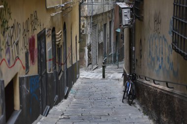 Tipik bir Avrupa sokağı. Güzel ve eski binalar.