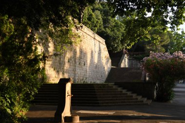 Parkın güzel manzarasına bakın.
