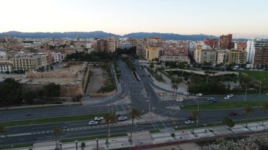 Gün batımında güzel bir şehir manzarası. 