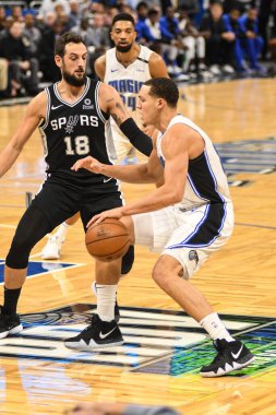 Orlando Magic, 19 Aralık 2018 tarihinde Orlando Florida 'daki Amway Center' da San Antonio Spurs 'a ev sahipliği yapmaktadır.
