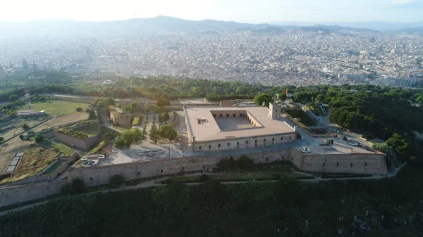 Montjuc Castle 요새로 1640 년부터 거슬러 올라가며 스페인 카탈루냐의 바르셀로나에 — 스톡 사진