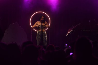 Noah Cyrus ilk turnesinde 23 Eylül 2018 'de Orlando Florida' daki Beacham 'da sahne alacak.