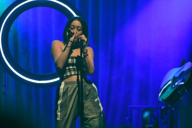 Noah Cyrus ilk turnesinde 23 Eylül 2018 'de Orlando Florida Beacham' da Marty Jean-Louis 'de sahne aldı.