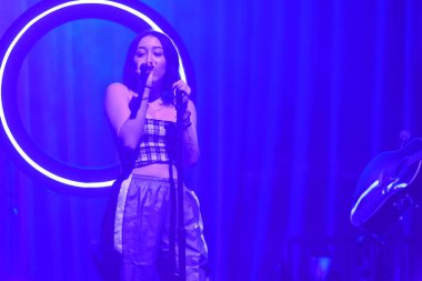 Noah Cyrus ilk turnesinde 23 Eylül 2018 'de Orlando Florida Beacham' da Marty Jean-Louis 'de sahne aldı.