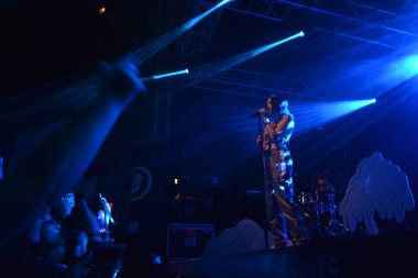 Noah Cyrus ilk turnesinde 23 Eylül 2018 'de Orlando Florida' daki Beacham 'da sahne alacak.