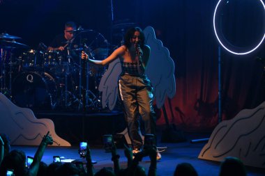 Noah Cyrus ilk turnesinde 23 Eylül 2018 'de Orlando Florida Beacham' da Marty Jean-Louis 'de sahne aldı.