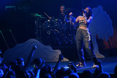 Noah Cyrus ilk turnesinde 23 Eylül 2018 'de Orlando Florida Beacham' da Marty Jean-Louis 'de sahne aldı.