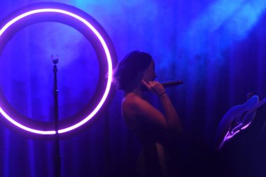 Noah Cyrus ilk turnesinde 23 Eylül 2018 'de Orlando Florida' daki Beacham 'da sahne alacak.