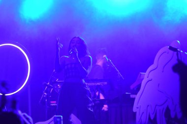 Noah Cyrus ilk turnesinde 23 Eylül 2018 'de Orlando Florida' daki Beacham 'da sahne alacak.