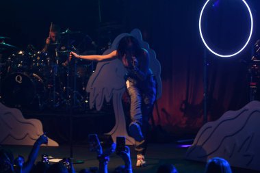 Noah Cyrus ilk turnesinde 23 Eylül 2018 'de Orlando Florida Beacham' da Marty Jean-Louis 'de sahne aldı.