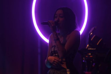 Noah Cyrus ilk turnesinde 23 Eylül 2018 'de Orlando Florida' daki Beacham 'da sahne alacak.