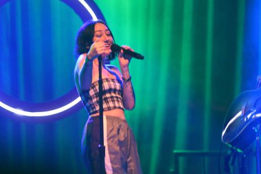 Noah Cyrus ilk turnesinde 23 Eylül 2018 'de Orlando Florida Beacham' da Marty Jean-Louis 'de sahne aldı.