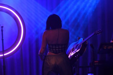 Noah Cyrus ilk turnesinde 23 Eylül 2018 'de Orlando Florida' daki Beacham 'da sahne alacak.