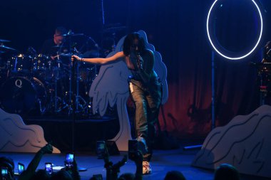 Noah Cyrus ilk turnesinde 23 Eylül 2018 'de Orlando Florida Beacham' da Marty Jean-Louis 'de sahne aldı.