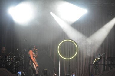 Noah Cyrus ilk turnesinde 23 Eylül 2018 'de Orlando Florida' daki Beacham 'da sahne alacak.