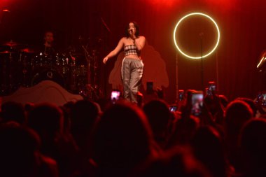 Noah Cyrus ilk turnesinde 23 Eylül 2018 'de Orlando Florida' daki Beacham 'da sahne alacak.