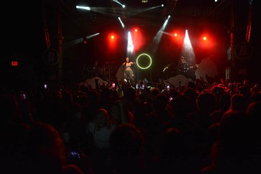 Noah Cyrus ilk turnesinde 23 Eylül 2018 'de Orlando Florida' daki Beacham 'da sahne alacak.