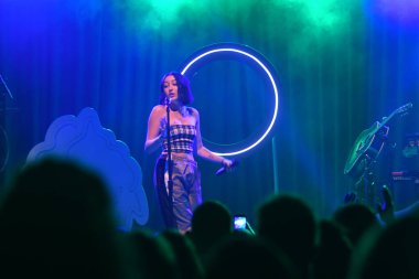Noah Cyrus ilk turnesinde 23 Eylül 2018 'de Orlando Florida Beacham' da Marty Jean-Louis 'de sahne aldı.