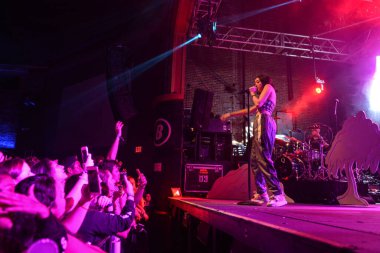 Noah Cyrus ilk turnesinde 23 Eylül 2018 'de Orlando Florida' daki Beacham 'da sahne alacak.