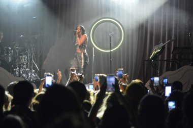 Noah Cyrus ilk turnesinde 23 Eylül 2018 'de Orlando Florida' daki Beacham 'da sahne alacak.