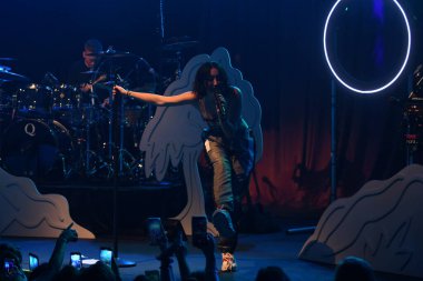 Noah Cyrus ilk turnesinde 23 Eylül 2018 'de Orlando Florida Beacham' da Marty Jean-Louis 'de sahne aldı.