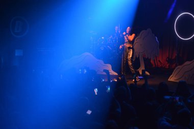 Noah Cyrus ilk turnesinde 23 Eylül 2018 'de Orlando Florida Beacham' da Marty Jean-Louis 'de sahne aldı.