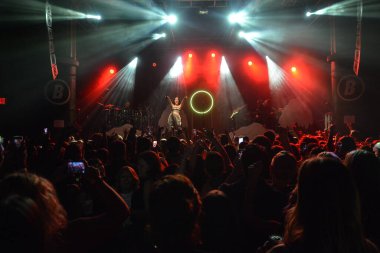 Noah Cyrus ilk turnesinde 23 Eylül 2018 'de Orlando Florida' daki Beacham 'da sahne alacak.