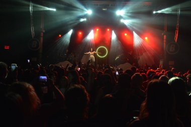 Noah Cyrus ilk turnesinde 23 Eylül 2018 'de Orlando Florida' daki Beacham 'da sahne alacak.