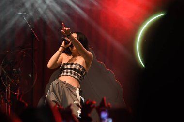 Noah Cyrus ilk turnesinde 23 Eylül 2018 'de Orlando Florida' daki Beacham 'da sahne alacak.