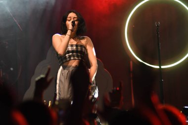 Noah Cyrus ilk turnesinde 23 Eylül 2018 'de Orlando Florida' daki Beacham 'da sahne alacak.