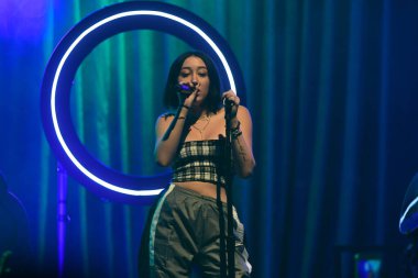 Noah Cyrus ilk turnesinde 23 Eylül 2018 'de Orlando Florida Beacham' da Marty Jean-Louis 'de sahne aldı.