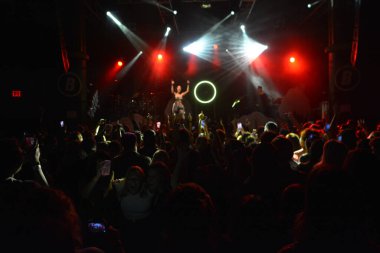 Noah Cyrus ilk turnesinde 23 Eylül 2018 'de Orlando Florida' daki Beacham 'da sahne alacak.