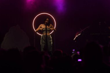 Noah Cyrus ilk turnesinde 23 Eylül 2018 'de Orlando Florida' daki Beacham 'da sahne alacak.