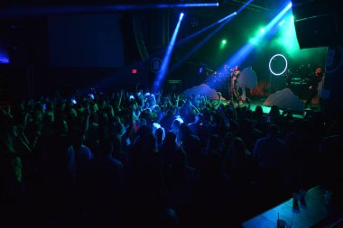 Noah Cyrus ilk turnesinde 23 Eylül 2018 'de Orlando Florida Beacham' da Marty Jean-Louis 'de sahne aldı.