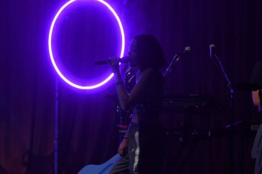 Noah Cyrus ilk turnesinde 23 Eylül 2018 'de Orlando Florida' daki Beacham 'da sahne alacak.