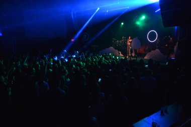 Noah Cyrus ilk turnesinde 23 Eylül 2018 'de Orlando Florida Beacham' da Marty Jean-Louis 'de sahne aldı.