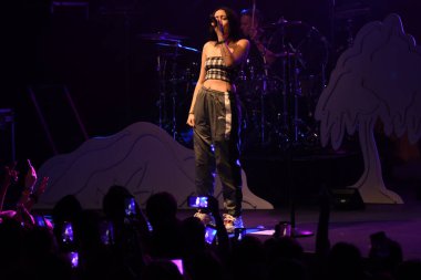 Noah Cyrus ilk turnesinde 23 Eylül 2018 'de Orlando Florida' daki Beacham 'da sahne alacak.