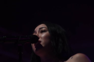 Noah Cyrus ilk turnesinde 23 Eylül 2018 'de Orlando Florida' daki Beacham 'da sahne alacak.