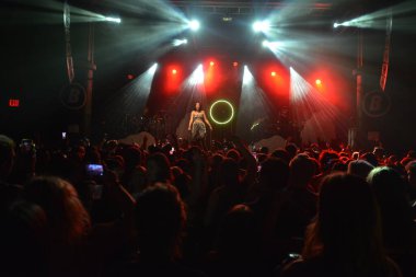 Noah Cyrus ilk turnesinde 23 Eylül 2018 'de Orlando Florida' daki Beacham 'da sahne alacak.