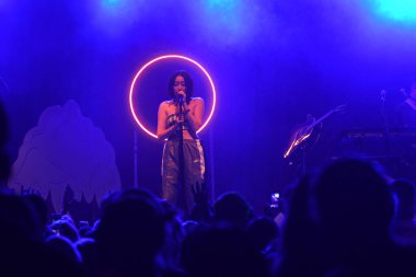 Noah Cyrus ilk turnesinde 23 Eylül 2018 'de Orlando Florida' daki Beacham 'da sahne alacak.