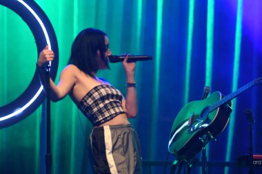 Noah Cyrus ilk turnesinde 23 Eylül 2018 'de Orlando Florida Beacham' da Marty Jean-Louis 'de sahne aldı.